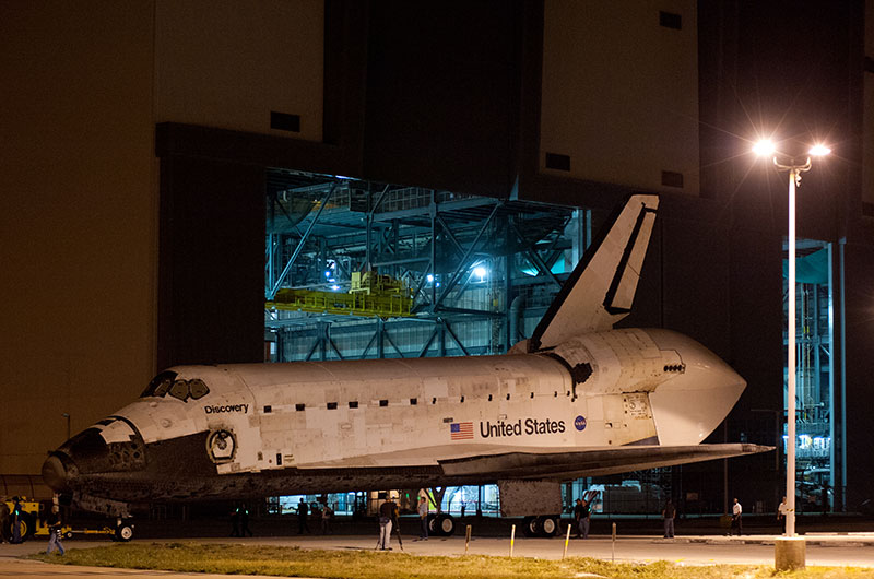 Space shuttle Discovery returns to runway for ride to Smithsonian