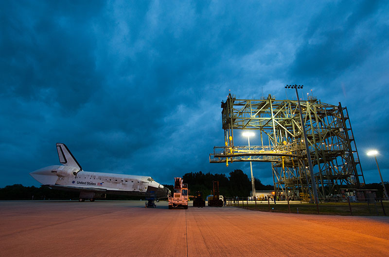 Space shuttle Discovery returns to runway for ride to Smithsonian